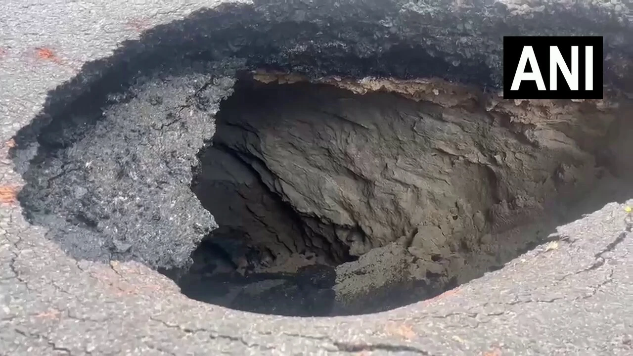 लखनऊ के कैसरबाग में सड़क धंसी, कमिश्नर ऑफिस के पास कचहरी मोड़ पर हादसा