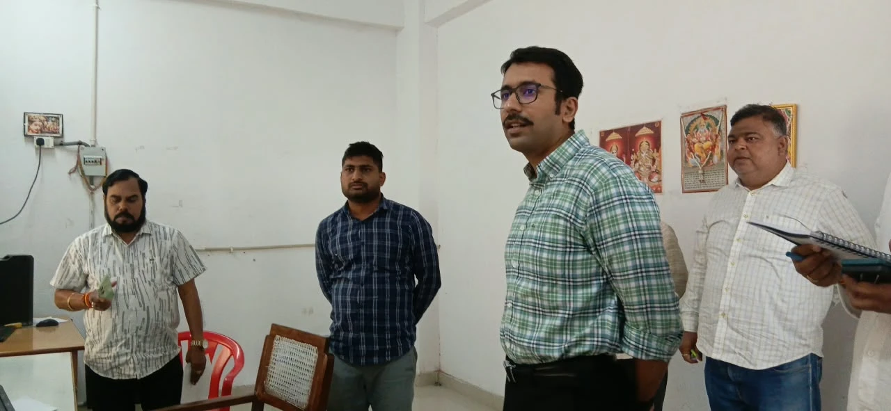 अमेठी: DM शशांक चौधरी का ARTO ऑफिस में औचक निरीक्षण, लापरवाही देख भड़के जिलाधिकारी