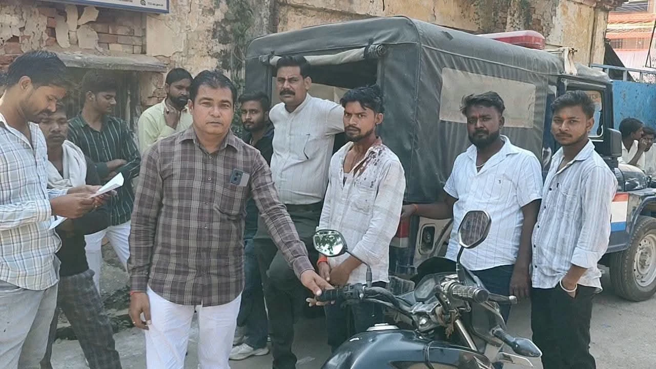 अमेठी: भारत मिलाप कार्यक्रम में डीजे प्लेटफॉर्म को लेकर विवाद, युवक की लाठियों से पिटाई
