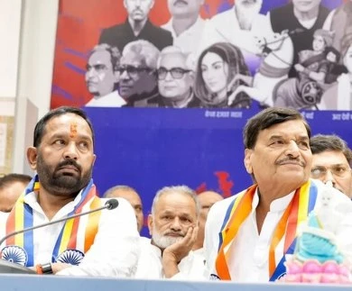 अजीबोगरीब मामला: सपा में शामिल हुए पूर्व विधायक सिनोद कुमार शाक्य, उसी दिन BJP की लिस्ट में दिखा नाम