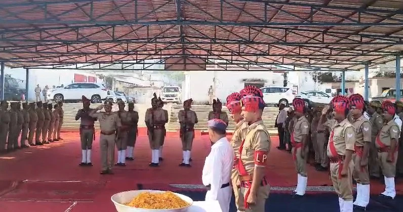 बस्ती: पुलिस स्मृति दिवस पर शहीदों को नमन, पुलिस लाइन्स में उमड़ा जनसैलाब