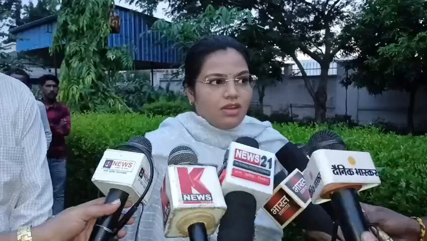 कासगंज: मक्के के खेत में गिरी बिजली, एक ही परिवार के तीन लोगों की दर्दनाक मौत