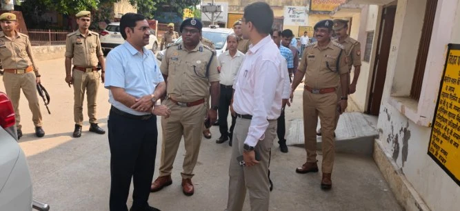 आगरा में धांधली के बाद तीन बूथों पर री-पोलिंग शुरू, भारी सुरक्षा बल तैनात