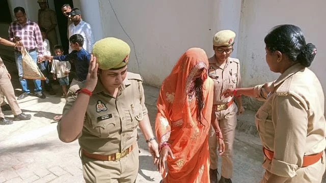 जौनपुर: हैंडपंप विवाद में महिला ने बच्चों संग किया आत्मदाह का प्रयास, कलेक्ट्रेट पर मचा हड़कंप