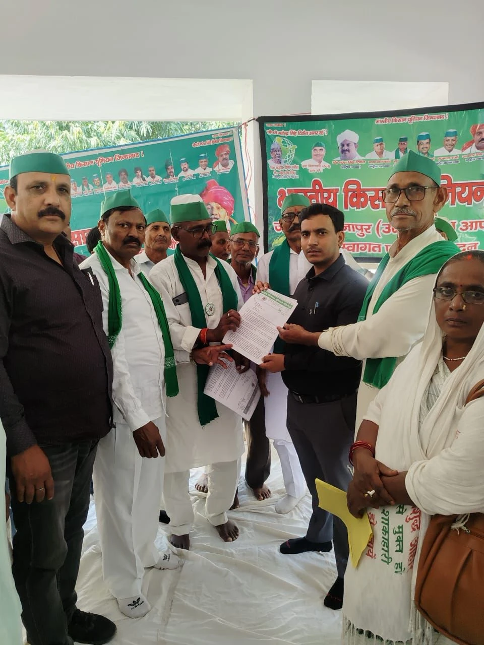 मिर्जापुर: SIR के खिलाफ सड़कों पर उतरे किसान, SDM को सौंपा ज्ञापन