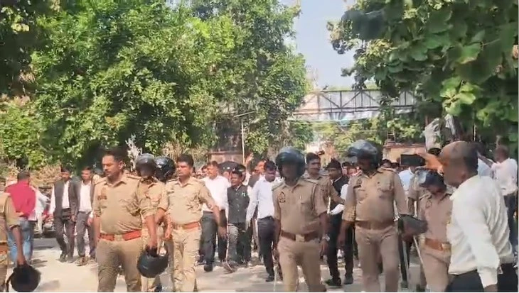 बलरामपुर: डीएम के खिलाफ वकीलों का हल्लाबोल, तीन दिनों से जारी है विरोध प्रदर्शन