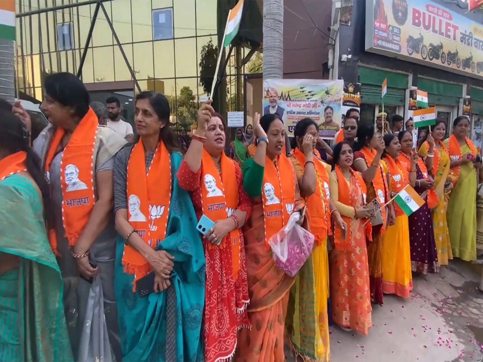 वाराणसी में पीएम मोदी का भव्य स्वागत: तिरंगे और फूलों की बारिश के बीच महिलाओं ने जताया आभार