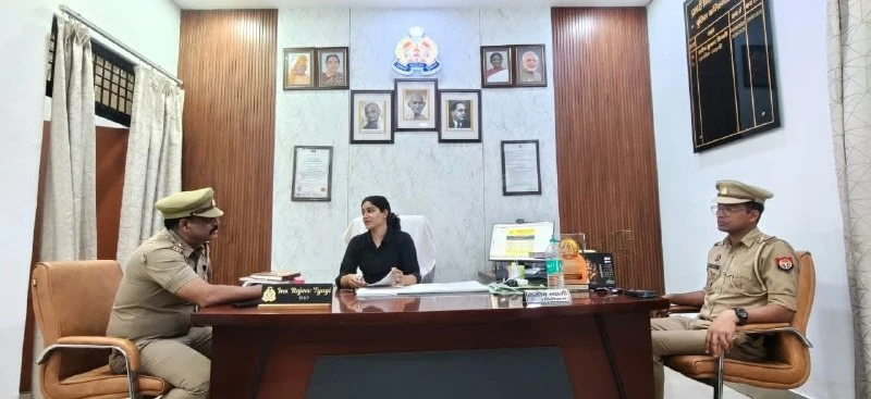 आगरा: मिशन शक्ति के तहत BBA छात्रा बनी एक दिन की SHO, सुनीं लोगों की समस्याएं