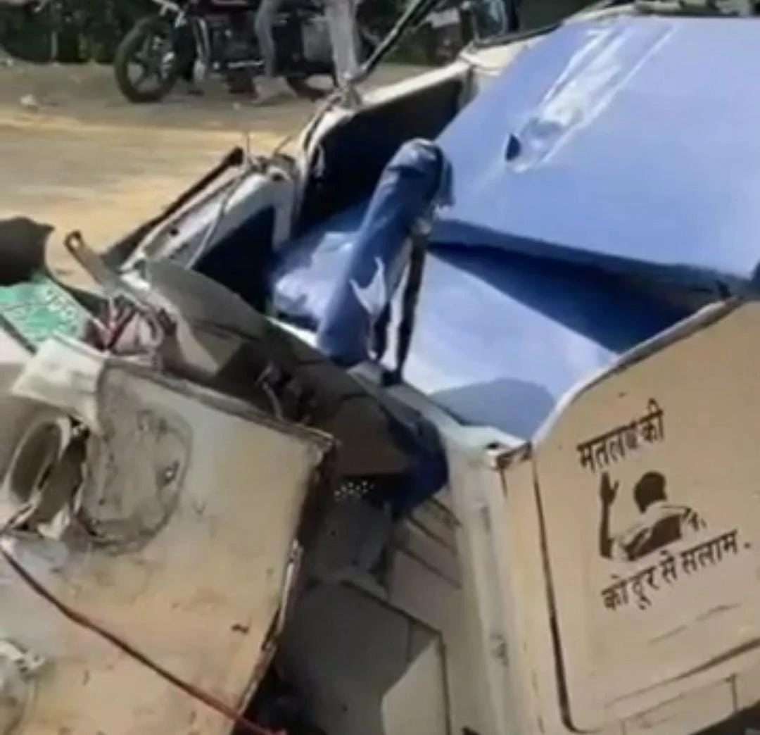बाराबंकी: तेज रफ्तार बस ने ऑटो को रौंदा, पिता और 5 साल की मासूम बेटी की मौत