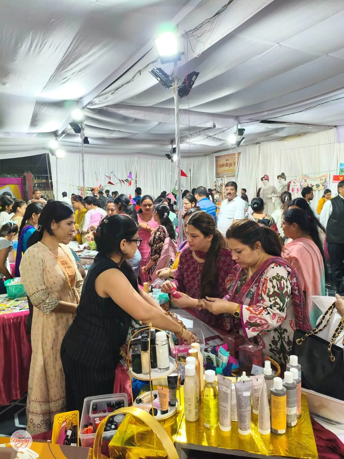 शाहजहाँपुर: महाराजा अग्रसेन भवन में सजा दिवाली मेला, 28 स्टॉल्स पर उमड़ी खरीदारों की भीड़