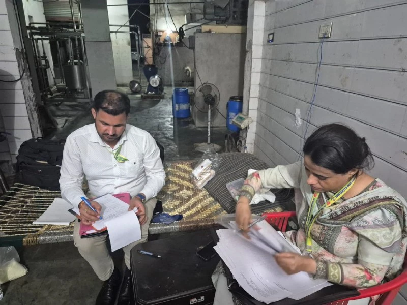 हापुड़ में मिलावटी घी के खिलाफ बड़ी कार्रवाई, श्रेष्ठ फूड प्रोडक्ट्स से 890 किलो घी जब्त