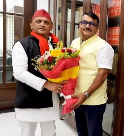रवि किशन से विवाद के बाद अखिलेश यादव से मिले बीजेपी पार्षद विश्वजीत त्रिपाठी, लगाए गंभीर आरोप