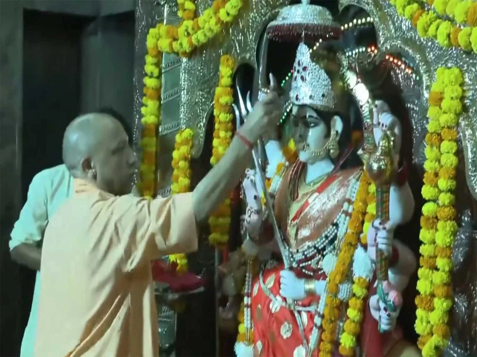 बलरामपुर: माँ पाटेश्वरी मंदिर में सीएम योगी ने टेका माथा, 803 करोड़ के प्रोजेक्ट्स की दी सौगात