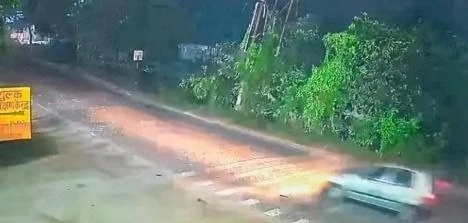 सीतापुर: अनियंत्रित होकर तालाब में गिरी कार, तीन दोस्तों की दर्दनाक मौत
