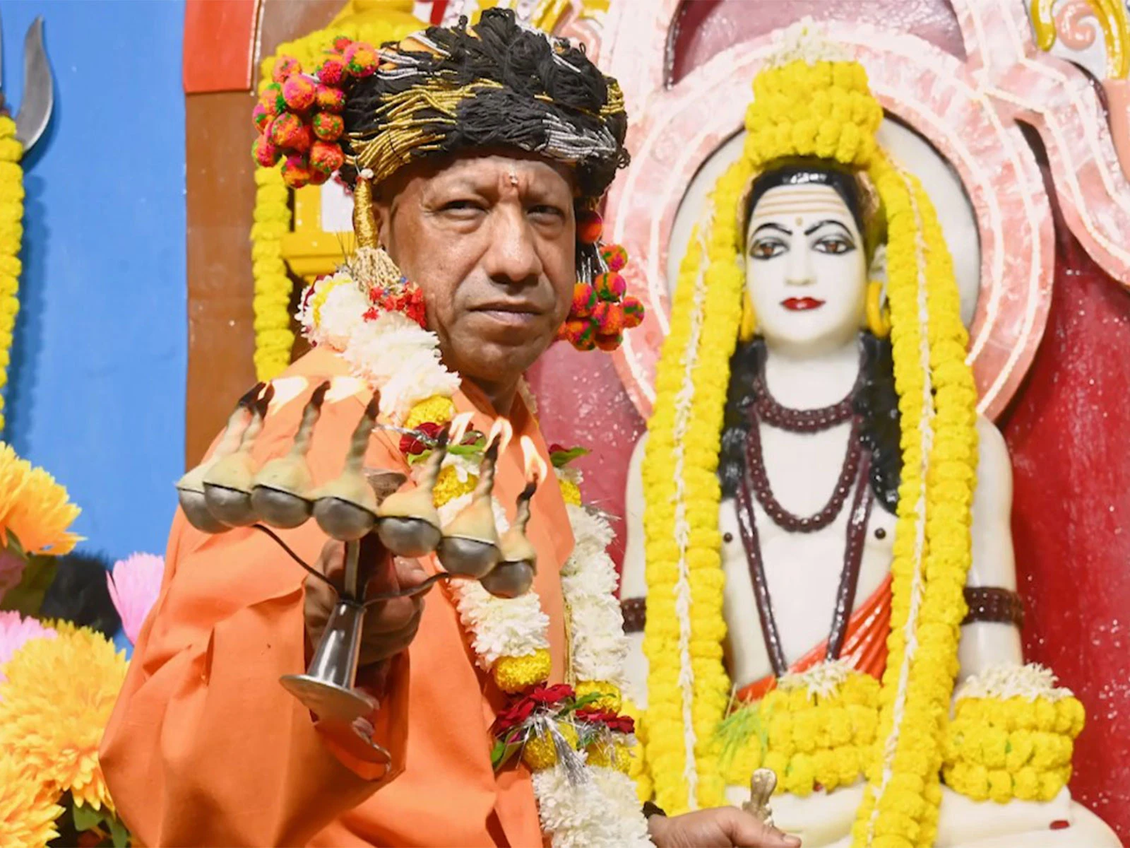 विजयादशमी पर महायोगी के अवतार बने सीएम योगी, गोरखनाथ मंदिर में विशेष पूजन के बाद निकाला विजय जुलूस