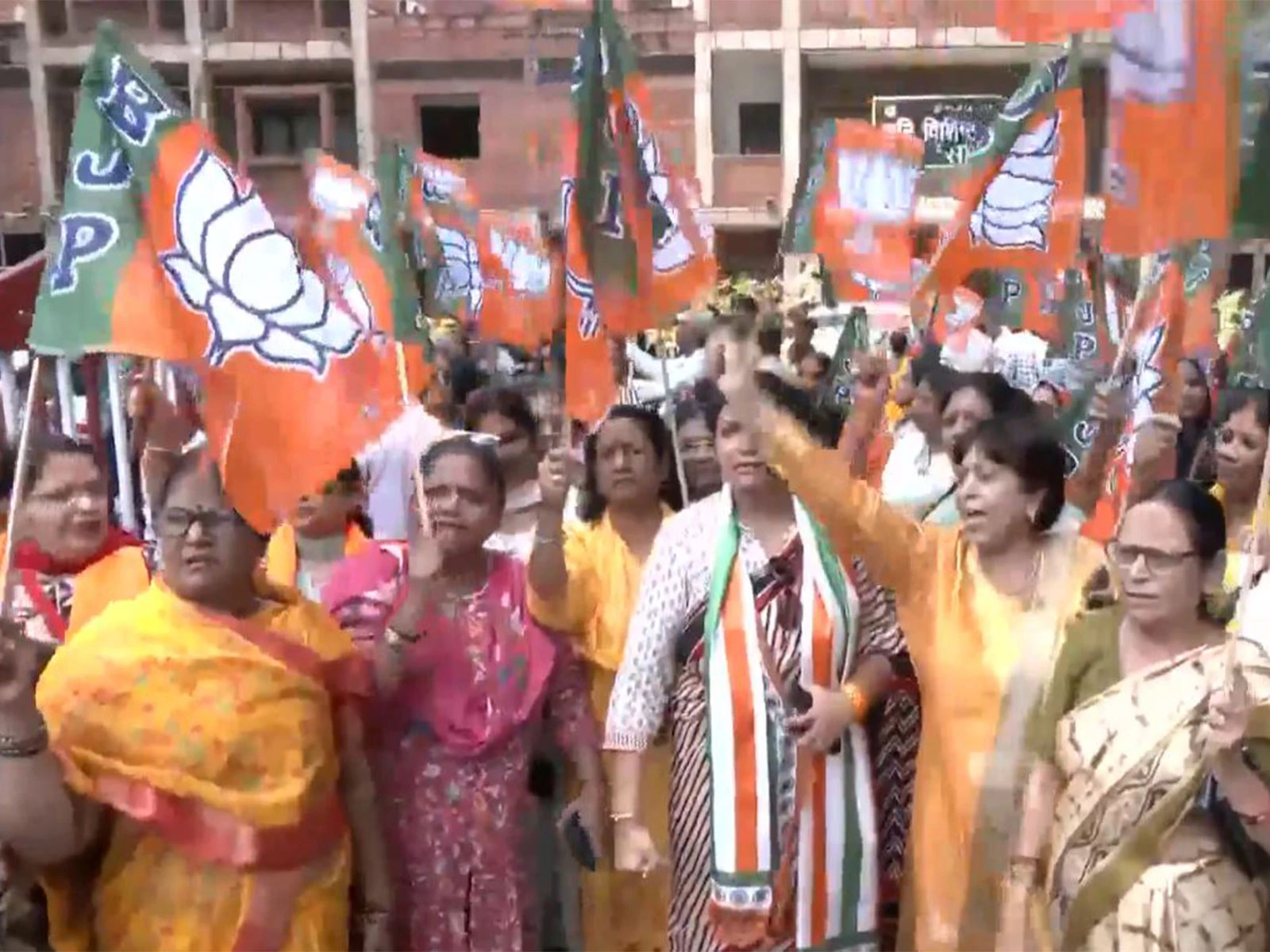 यौन उत्पीड़न के आरोपों पर बवाल: लखनऊ में कांग्रेस कार्यालय के बाहर भाजपा महिला मोर्चा का जोरदार प्रदर्शन