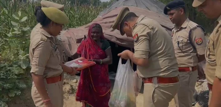 आगरा: मिशन शक्ति अभियान के तहत पुलिस ने बुजुर्ग विधवा की मदद कर पेश की मानवता की मिसाल