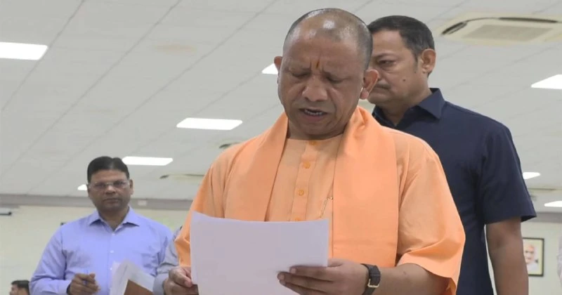 लखनऊ जनता दर्शन: सीएम योगी ने सुनीं जनसमस्याएं, भू-माफियाओं पर सख्त कार्रवाई के निर्देश