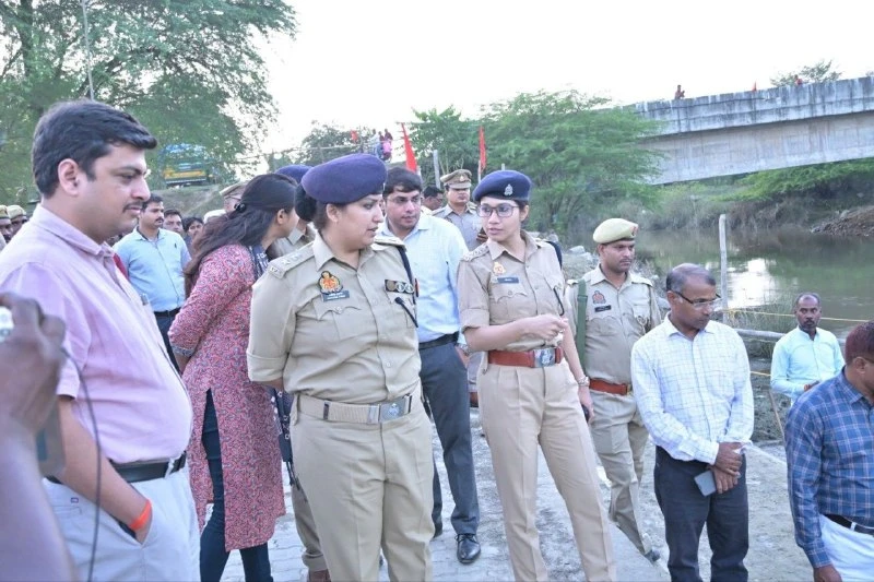 बाराबंकी: कल्याणी नदी के घाटों पर डीएम-एसपी का निरीक्षण, मूर्ति विसर्जन की तैयारियां पूरी