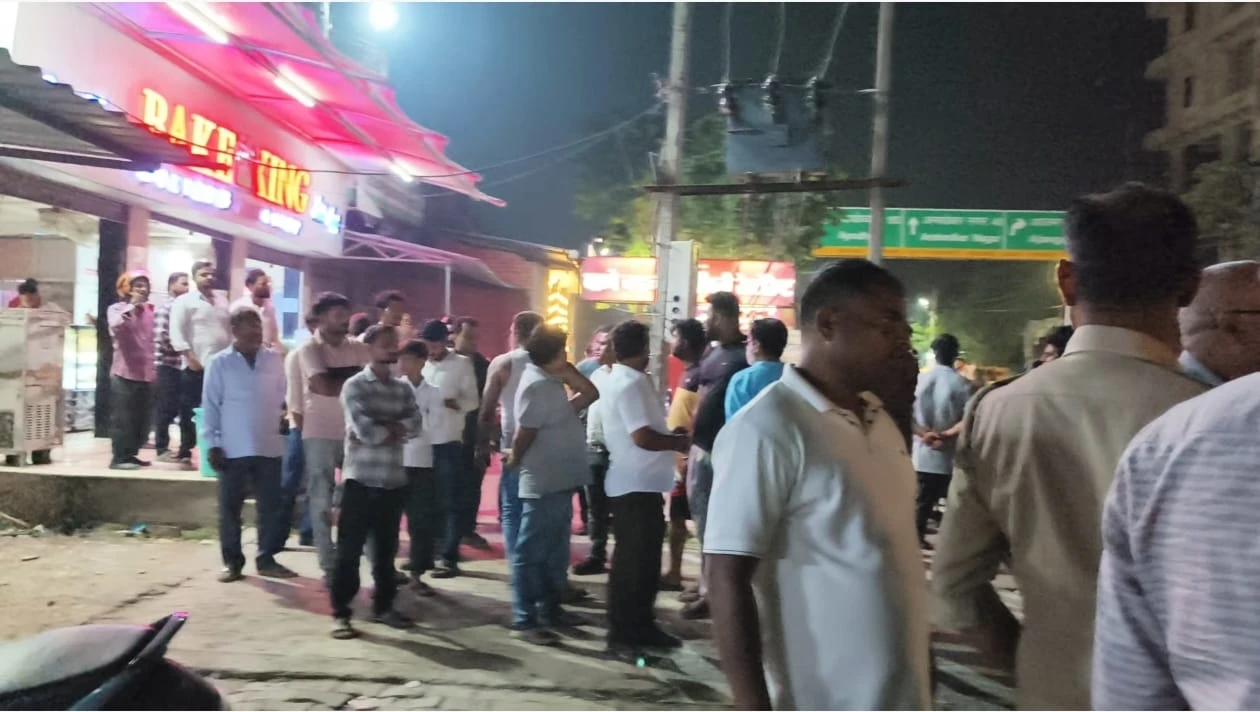 जौनपुर: शराब दुकान पर दो गुटों में खूनी संघर्ष, तोड़फोड़ में 3 लोग घायल