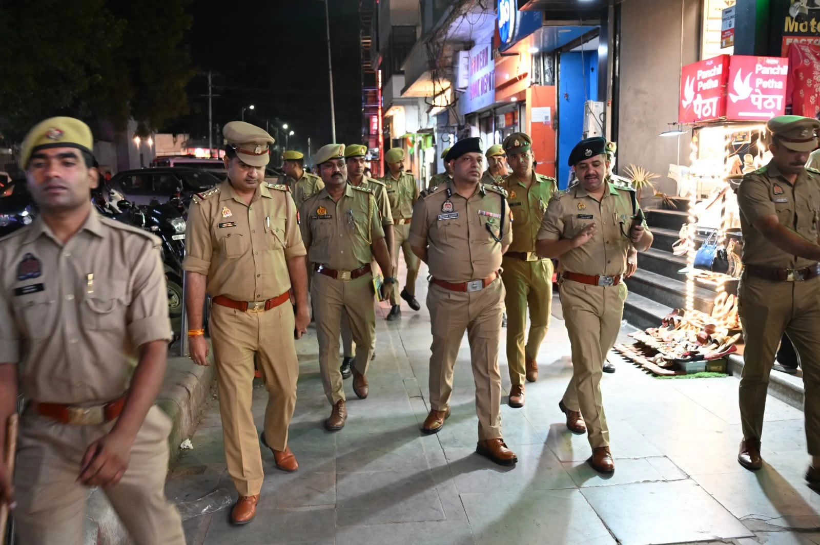 त्योहारों से पहले अलर्ट: आगरा पुलिस कमिश्नर ने बाजारों में की पैदल गश्त