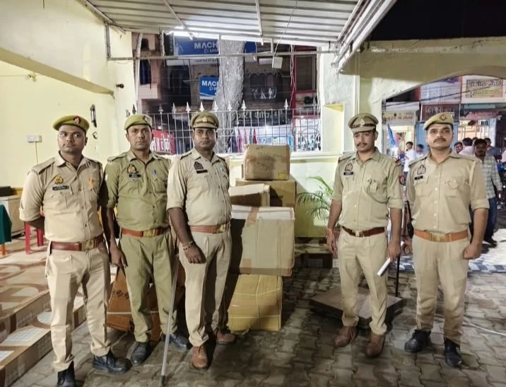 बलिया: गुदरी बाजार में पुलिस की बड़ी कार्रवाई, 656 किलो अवैध पटाखे बरामद, 3 गिरफ्तार