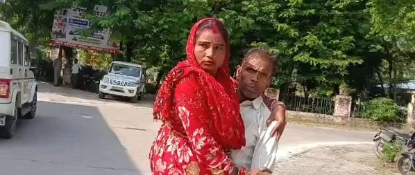 हमीरपुर: घर बचाने की गुहार, दिव्यांग महिला को उठाकर लाना पड़ा डीएम ऑफिस