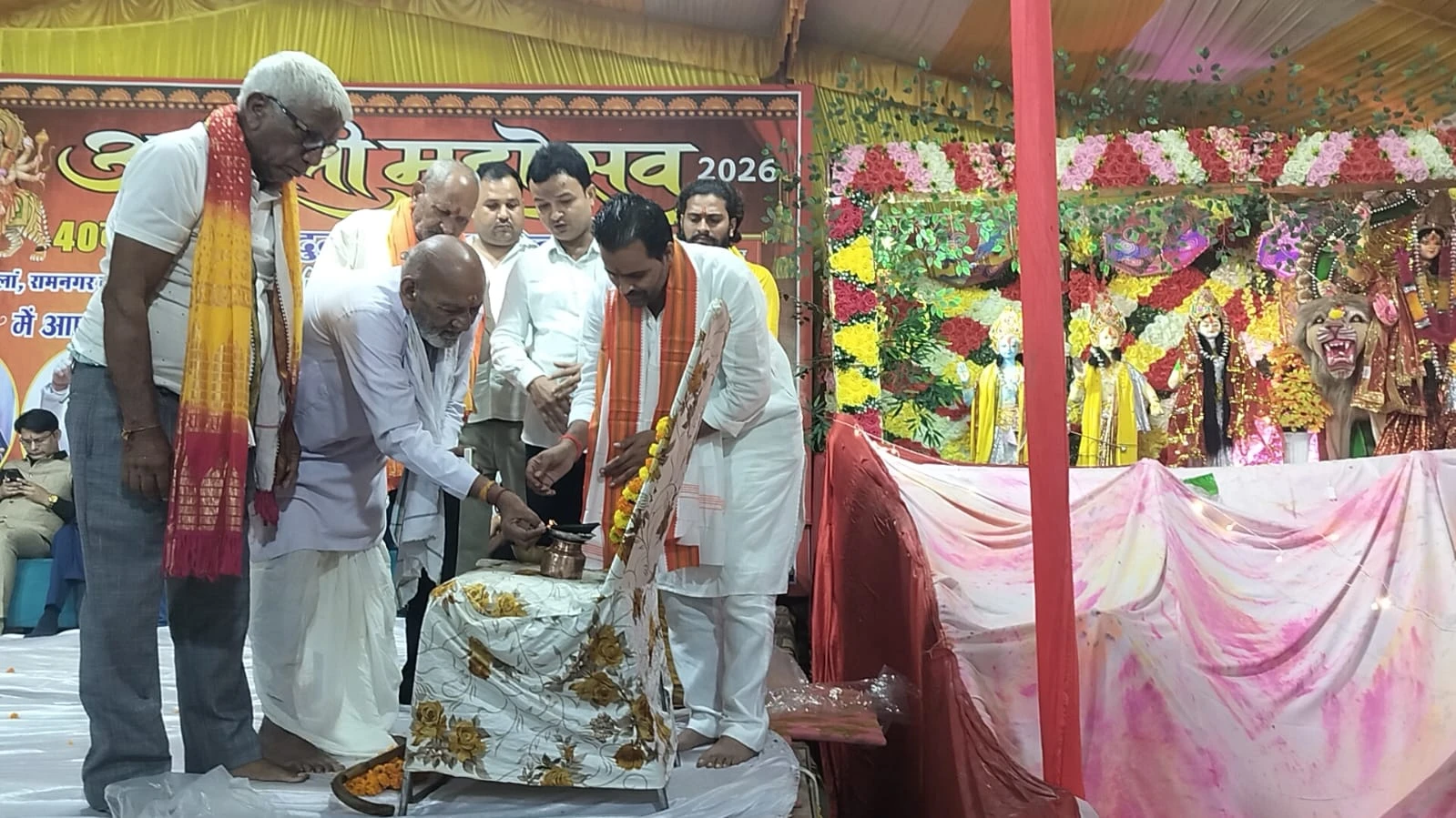 बाराबंकी: अमोली कला में माँ नव दुर्गा पूजा पर सजी कवियों की महफिल, देशभक्ति और हास्य से गूंजी रात