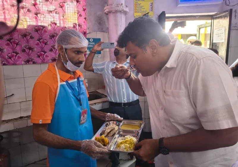 सीतापुर जिला अस्पताल में DM और CDO का छापा, मिली भारी लापरवाही, कई डॉक्टरों की सैलरी रोकी