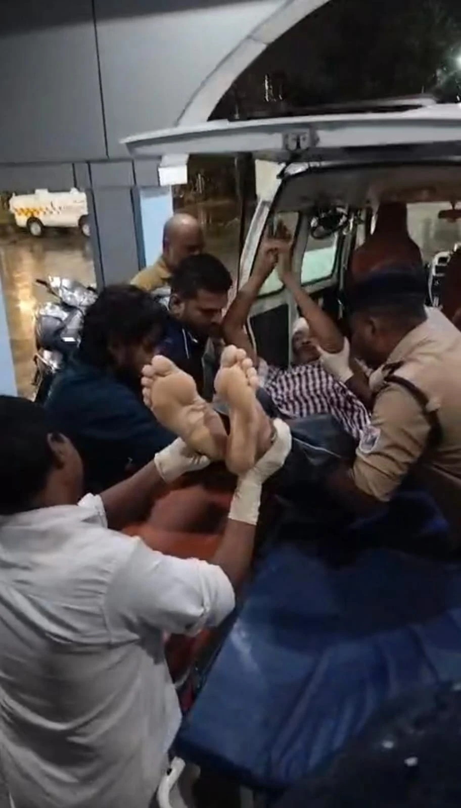 चंदौली: ओवरब्रिज का स्लैब टूटने से रेलवे अधिकारी नीचे गिरे, हालत नाजुक