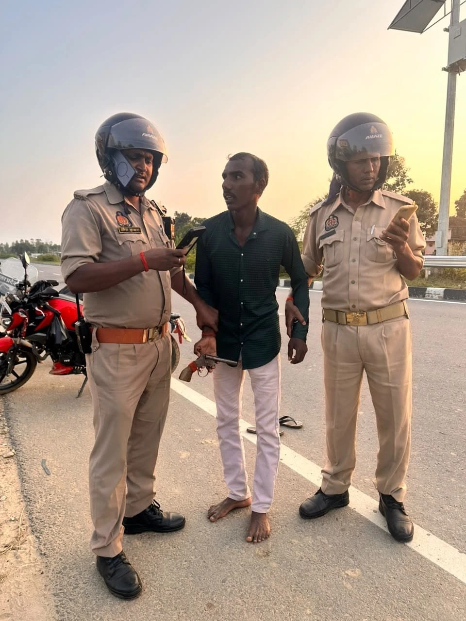 गोरखपुर: डायल 112 के सिपाही ने हाईवे पर पीछा कर अवैध पिस्टल सवार युवक को दबोचा