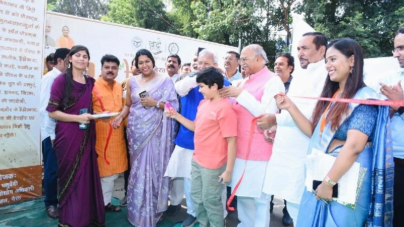 मेरठ में उत्तर प्रदेश खादी उत्सव का आगाज, स्वदेशी उत्पादों की सजी दुकानें