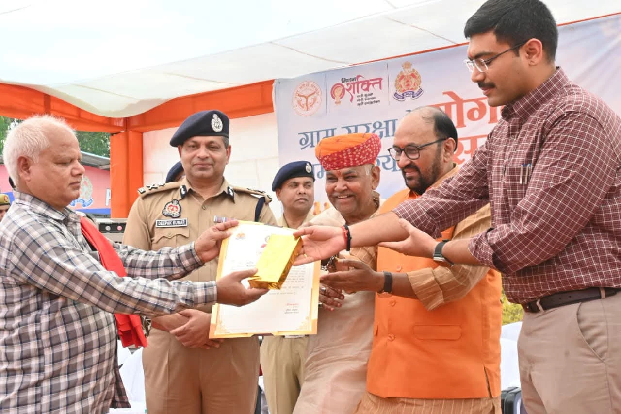 सीएम योगी का बड़ा तोहफा: ग्राम प्रहरियों के मानदेय में 40% की बढ़ोतरी, मिलेगा मुफ्त इलाज