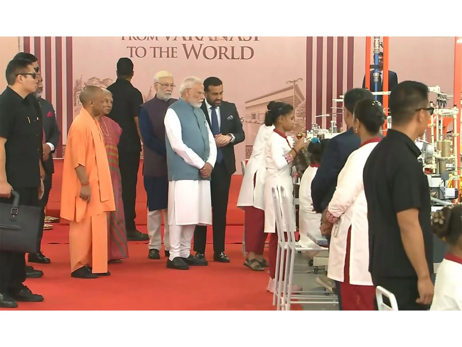 वाराणसी में पीएम मोदी ने अरविंद लिमिटेड की गारमेंट मैन्युफैक्चरिंग फैसिलिटी का किया उद्घाटन