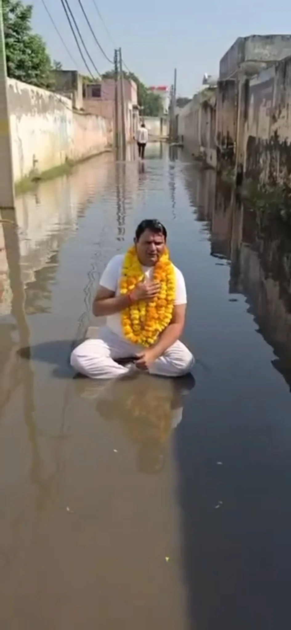 गाजियाबाद: जलभराव से तंग आकर वकील ने गंदे पानी में बैठकर किया प्रदर्शन, प्रशासन को चेतावनी