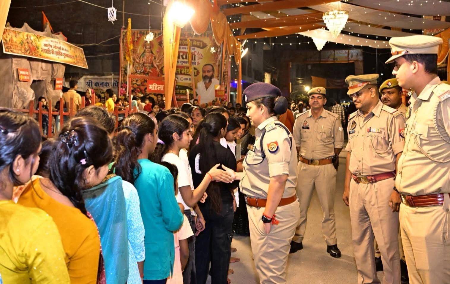 बाराबंकी: दुर्गा पूजा और दशहरा को लेकर SP रवीना त्यागी अलर्ट, पंडालों में सुरक्षा का लिया जायजा