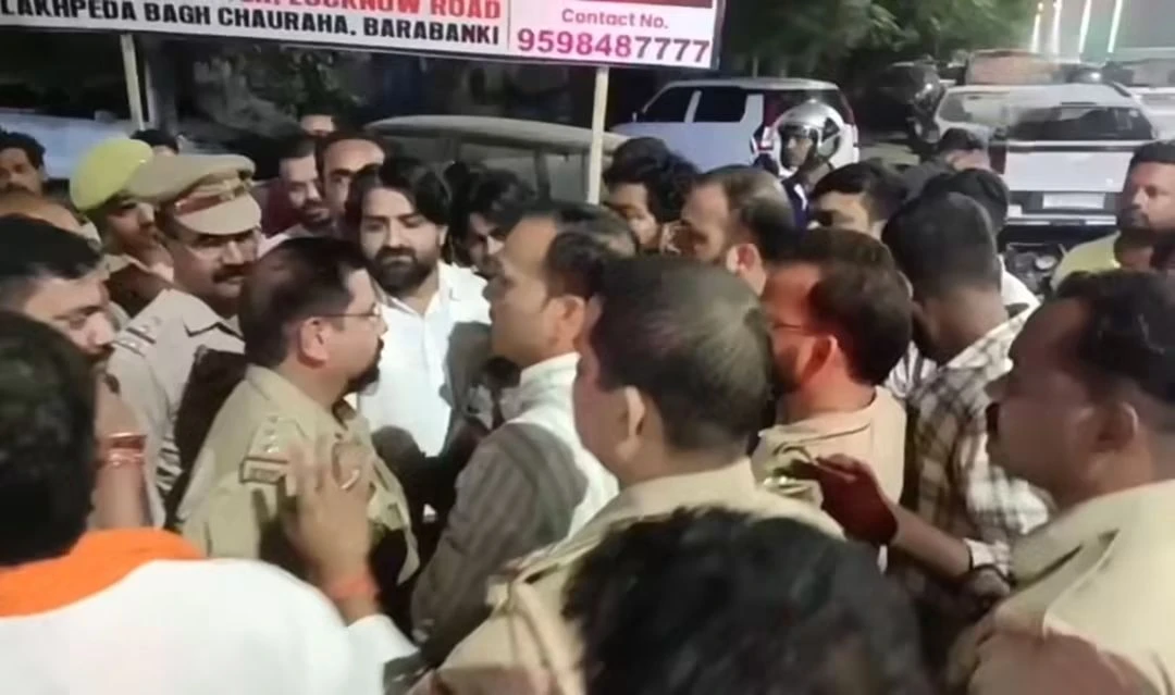 बाराबंकी: चुनाव बूथ को लेकर भिड़े भाजपा और सपा कार्यकर्ता, भारी पुलिस बल तैनात
