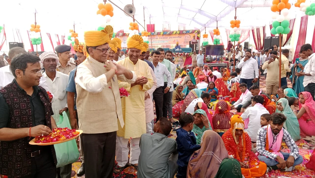 बलिया: सिकंदरपुर में सामूहिक विवाह की धूम, 76 जोड़ों ने एक साथ लिए सात फेरे