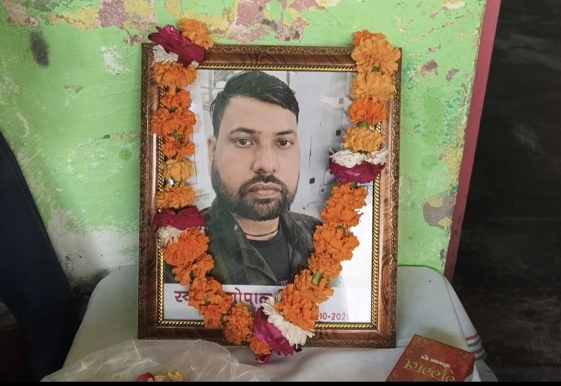 हाथरस: गोपाल चौधरी हत्याकांड में उबाल, आरोपियों को फांसी देने की मांग पर अड़े ग्रामीण