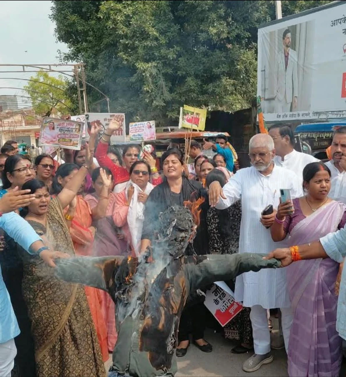 गाजीपुर: कांग्रेस सांसद के खिलाफ भाजपा महिला मोर्चा का हल्लाबोल, फूंका पुतला