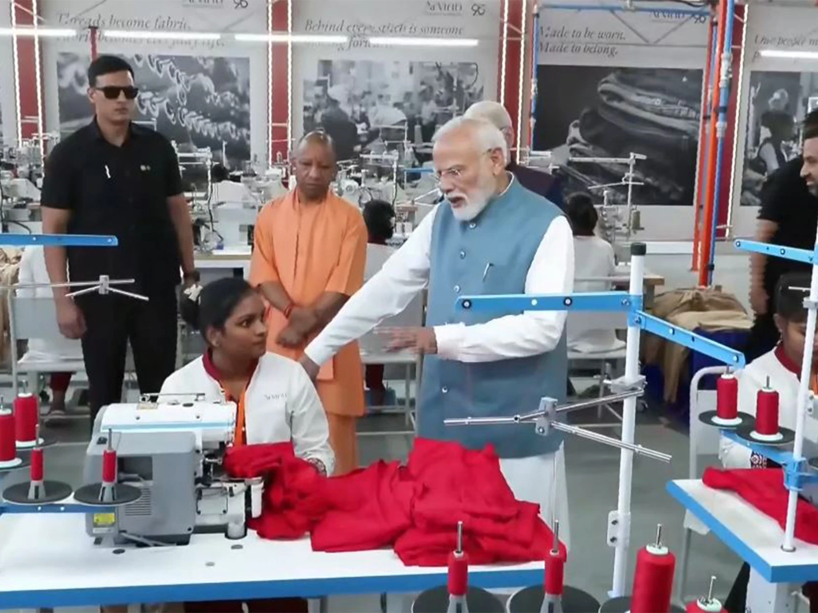 वाराणसी में पीएम मोदी ने किया 150 करोड़ के अरविंद टेक्सटाइल प्लांट का उद्घाटन, महिलाओं को मिला प्रशिक्षण