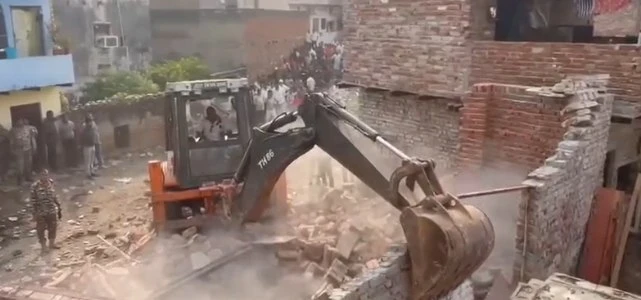 आगरा: नूनीहाई में सरकारी जमीन पर बने 5 अवैध मकान ध्वस्त, भारी हंगामे के बीच चला बुलडोजर