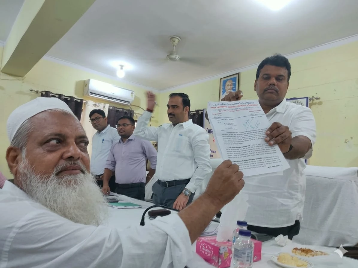 सीतापुर: नए मीडिया कमीशन और सुरक्षा की मांग को लेकर पत्रकारों ने डीएम को सौंपा ज्ञापन