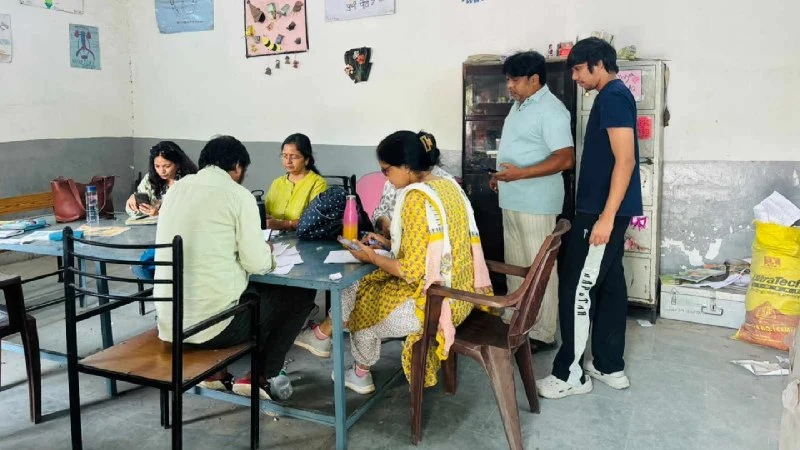 नोएडा: वोटर लिस्ट अपडेट करने घर-घर पहुंच रहे BLO, विशेष कैंपों से जुड़ेंगे नए मतदाता