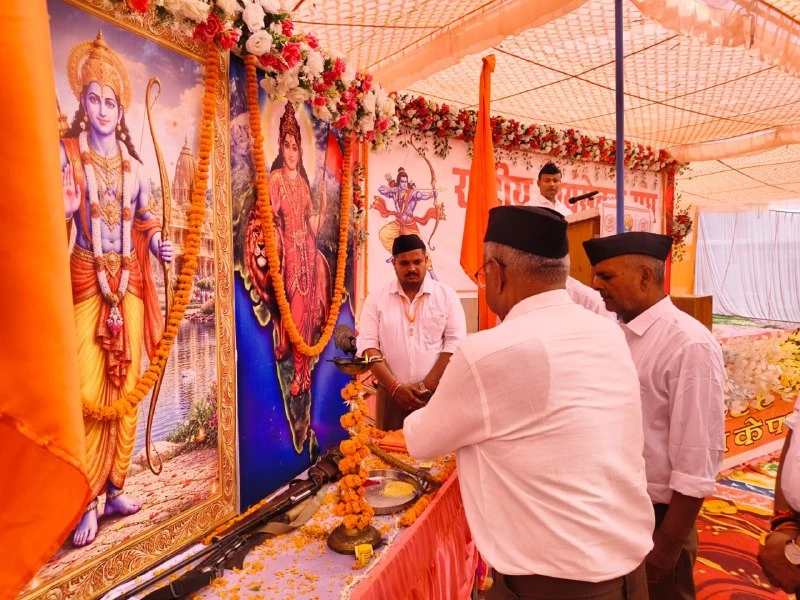 गोरखपुर: चौरसिया चौरा में RSS ने किया भव्य पथ संचलन, शस्त्र पूजन के साथ दिखाई ताकत