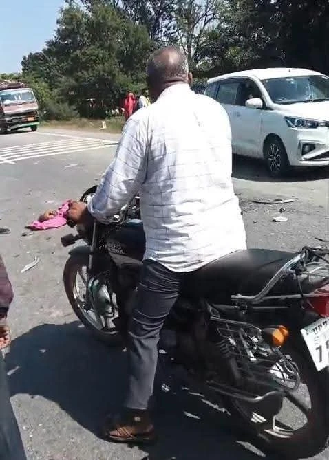 प्रतापगढ़ में रफ्तार का कहर: डंपर ने बाइक को रौंदा, 3 की मौत, बच्चा गंभीर