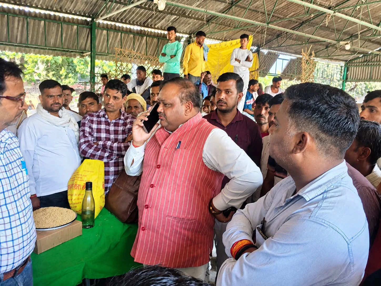 धान खरीद में देरी पर भड़के विधायक अरविंद सिंह, रोज़ा मंडी पहुँचकर अधिकारियों को लगाई फटकार