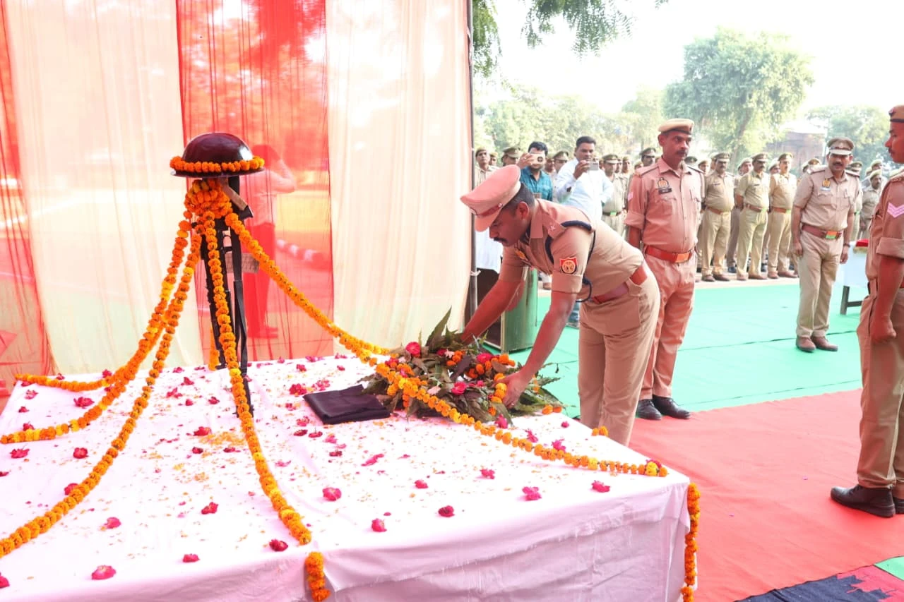 अमेठी: पुलिस मेमोरियल डे पर शहीदों को नमन, एसपी ने दी भावभीनी श्रद्धांजलि