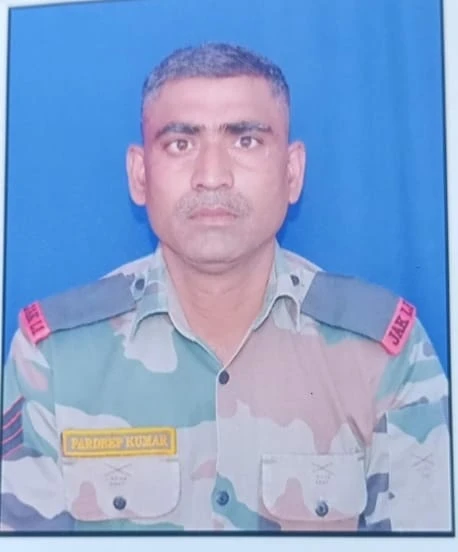 अमेठी: लखनऊ-वाराणसी हाईवे पर भीषण सड़क हादसा, रिटायर्ड फौजी की मौत