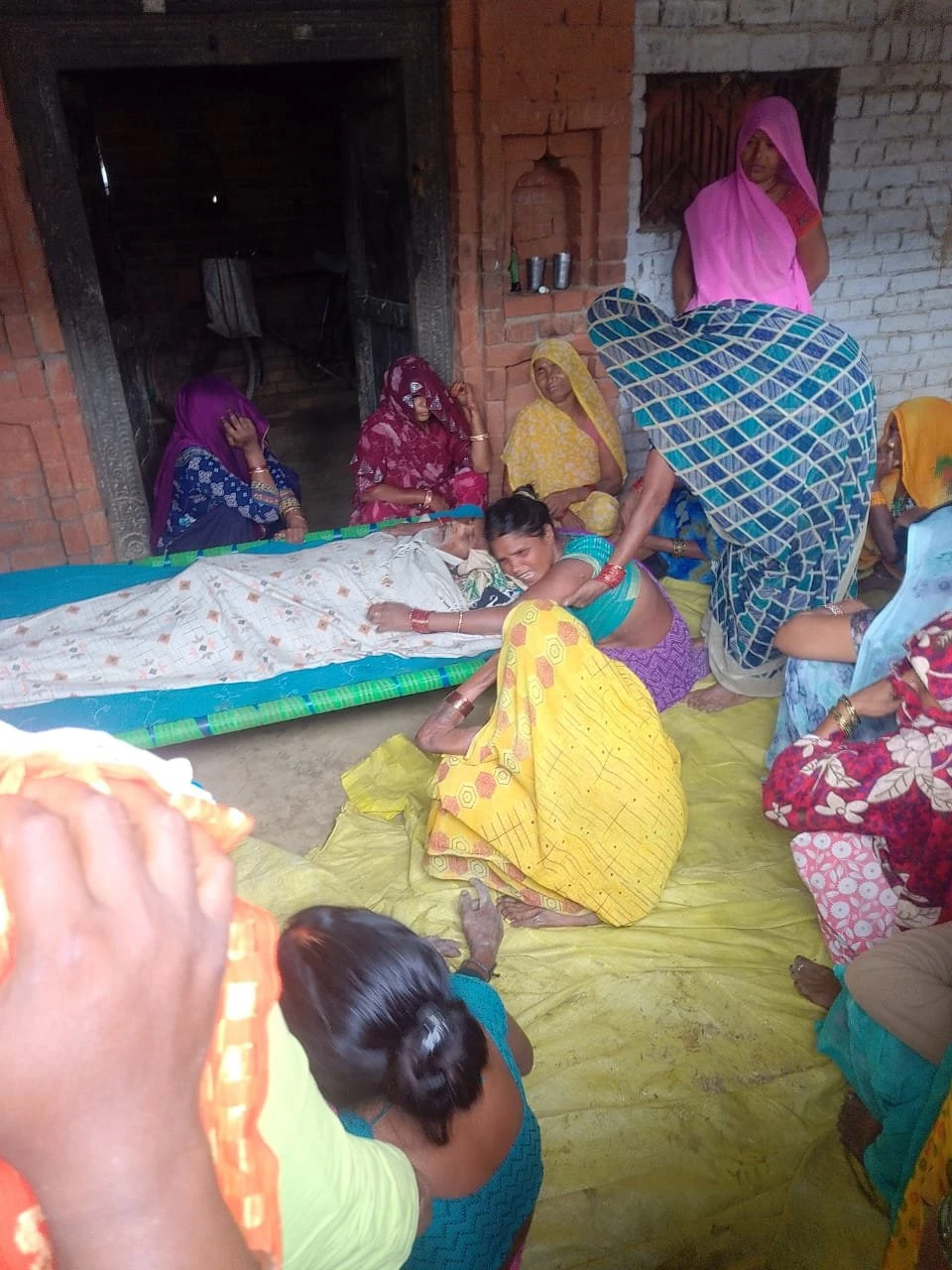 अमेठी: पेड़ में उतरे करंट की चपेट में आने से युवक की मौत, गांव में मचा कोहराम